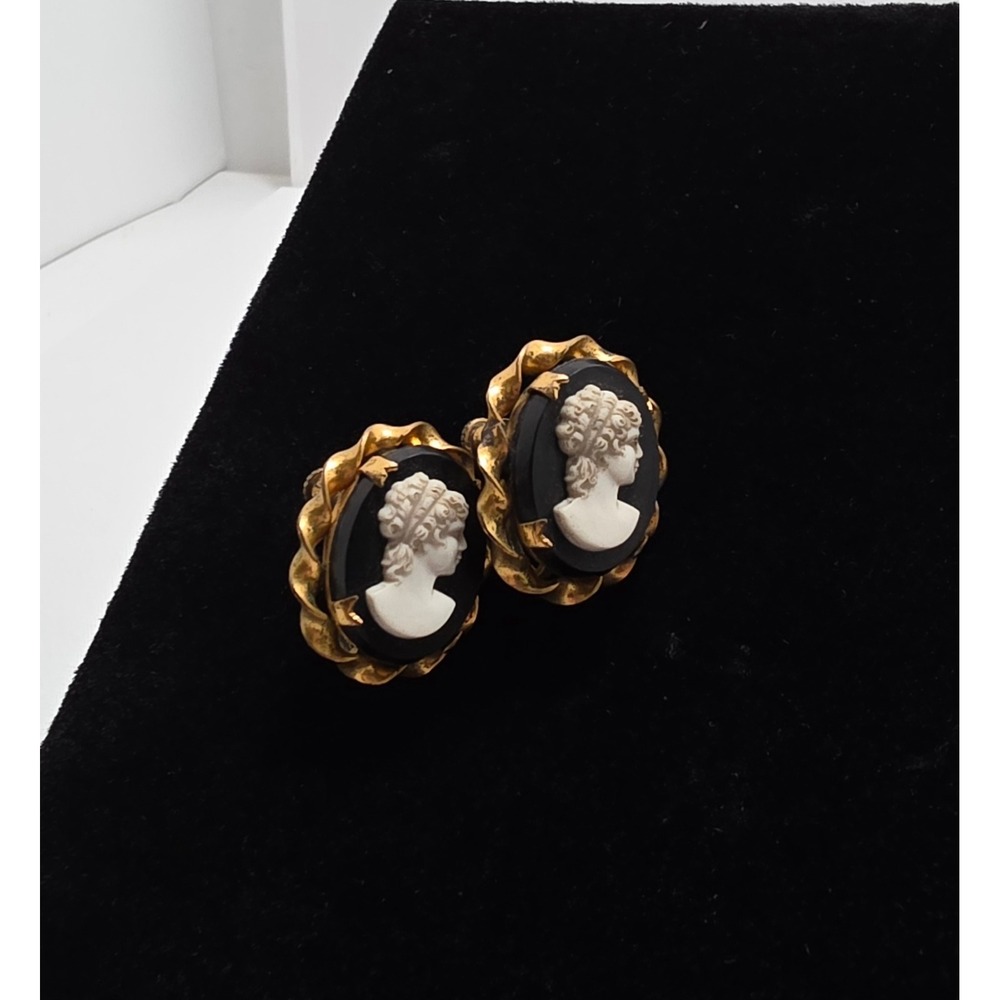 Vintage Cameo Screw Back Earrings Gold Tone Black and White Victorian Style